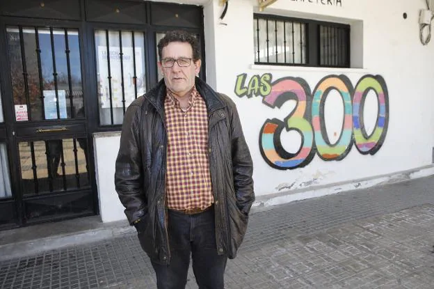 Antonio Gutiérrez, a las puertas de la asociación vecinal Las 300 II. :: armando méndez