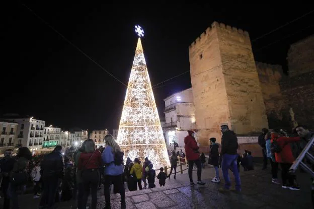 Iluminación navideña en Cáceres. :: HOY