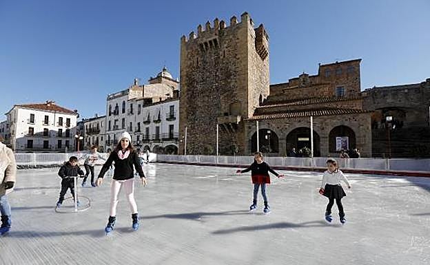 Primeros patinadores ayer por la mañana tras la apertura al público de la pista en la Plaza Mayor. 