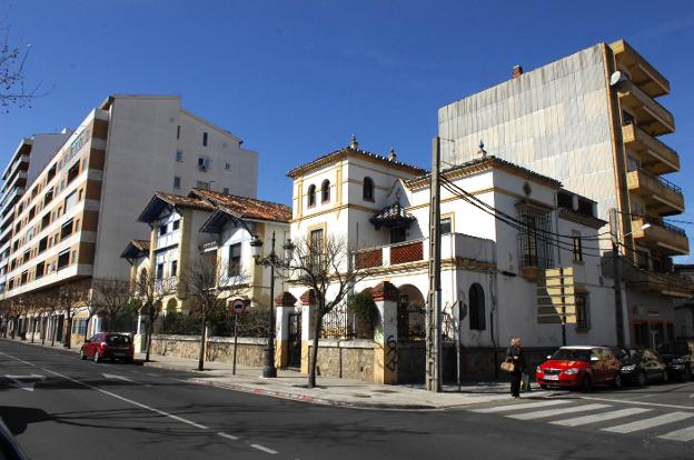 Imagen de las conocidas como las 'casas de los Sánchez' en la avenida Juan Carlos I. :: d. palma