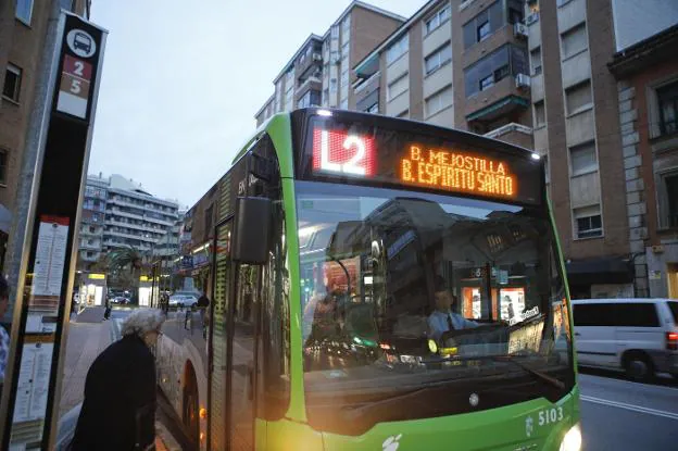Autobús de la línea 2, que tendrá parada en la avenida de Portugal, con un ahorro económico. :: a. méndez