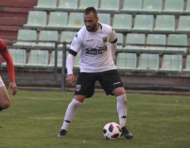 Migue Montes, delantero del Mérida, en un partido. :: j. m. romero