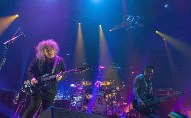 La banda británica The Cure durante un concierto en México en 2013.