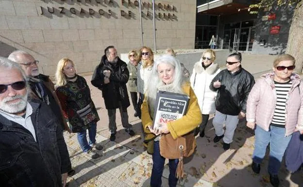 Miembros de la Plataforma, con cuatro madres de condenados, antes de entregar las firmas 