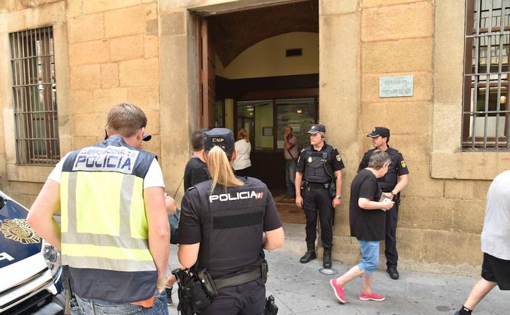 4 de julio. Fue detenido un policía local de Plasencia por corrupción. Varios agentes de la Policía Nacional registraron el ayuntamiento durante cinco horas en busca de documentación relacionada con la trama de amaños. Fueron arrestadas en toda España 39 personas, entre ellas, 19 alcaldes. :: 