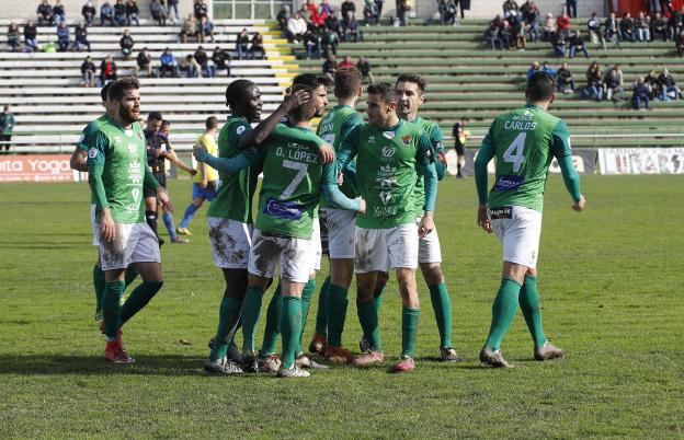 Los jugadores del Cacereño celebrando uno de los tantos. :: A. M.