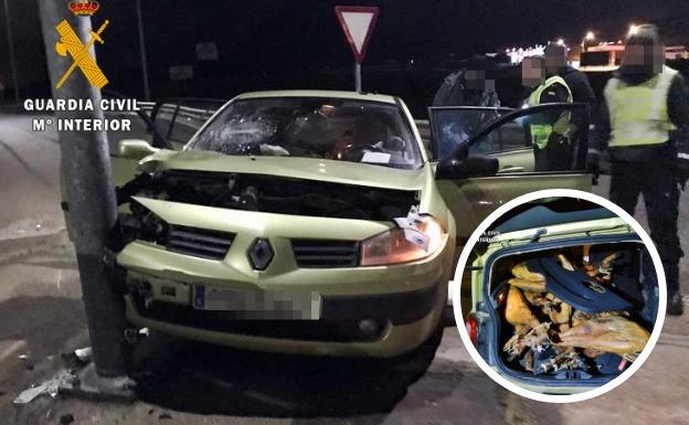 Dos detenidos tras estrellar en Gévora un coche cargado con jamones robados 