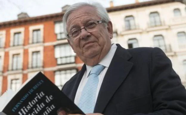 Fernando Jáuregui coordina el libro en el que participan más de un centenar de periodistas.