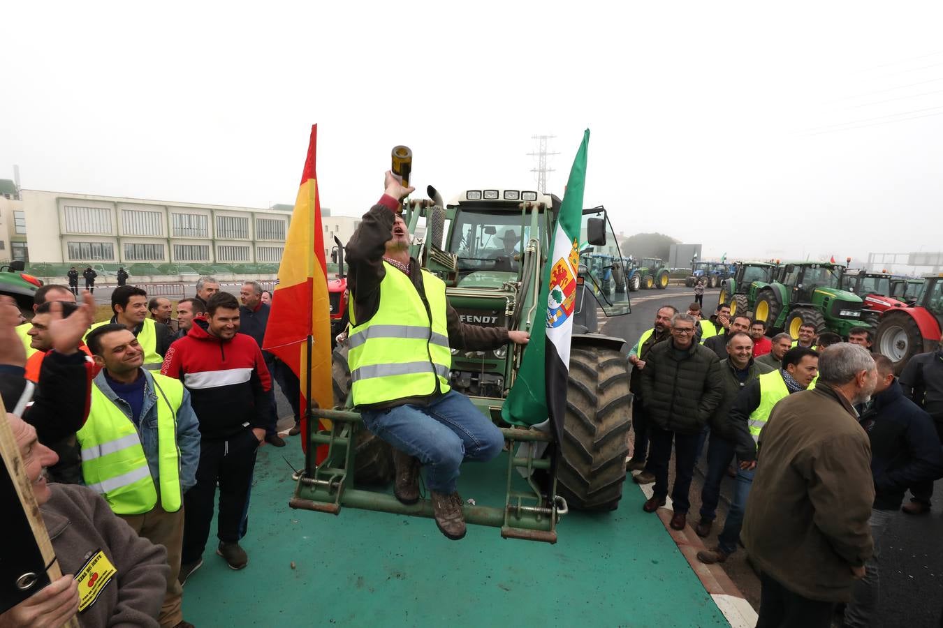 La caravana, procedente de las vegas Altas, ha pedido reunión urgente con la consejera García Bernal.