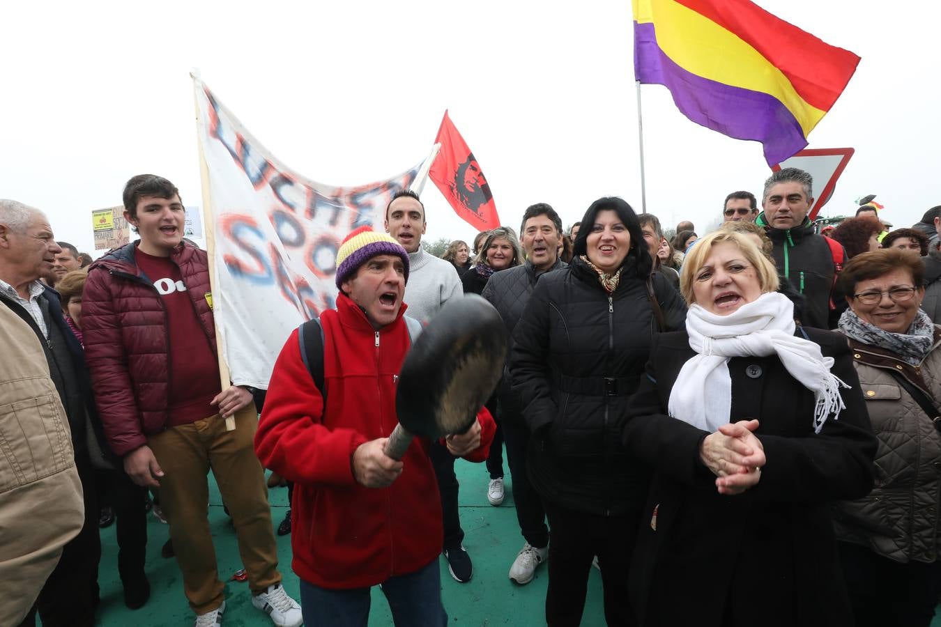 La caravana, procedente de las vegas Altas, ha pedido reunión urgente con la consejera García Bernal.