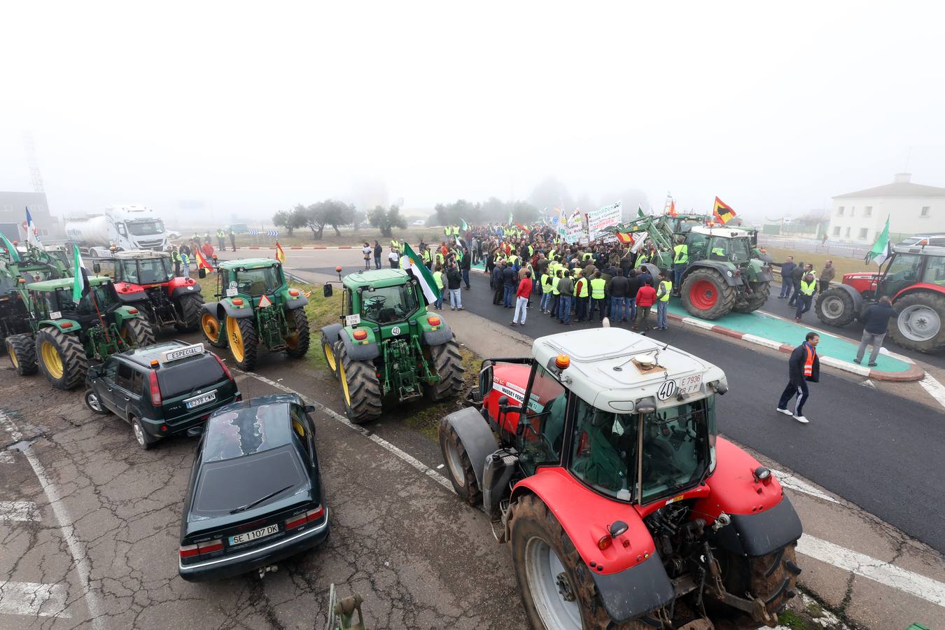 La caravana, procedente de las vegas Altas, ha pedido reunión urgente con la consejera García Bernal.