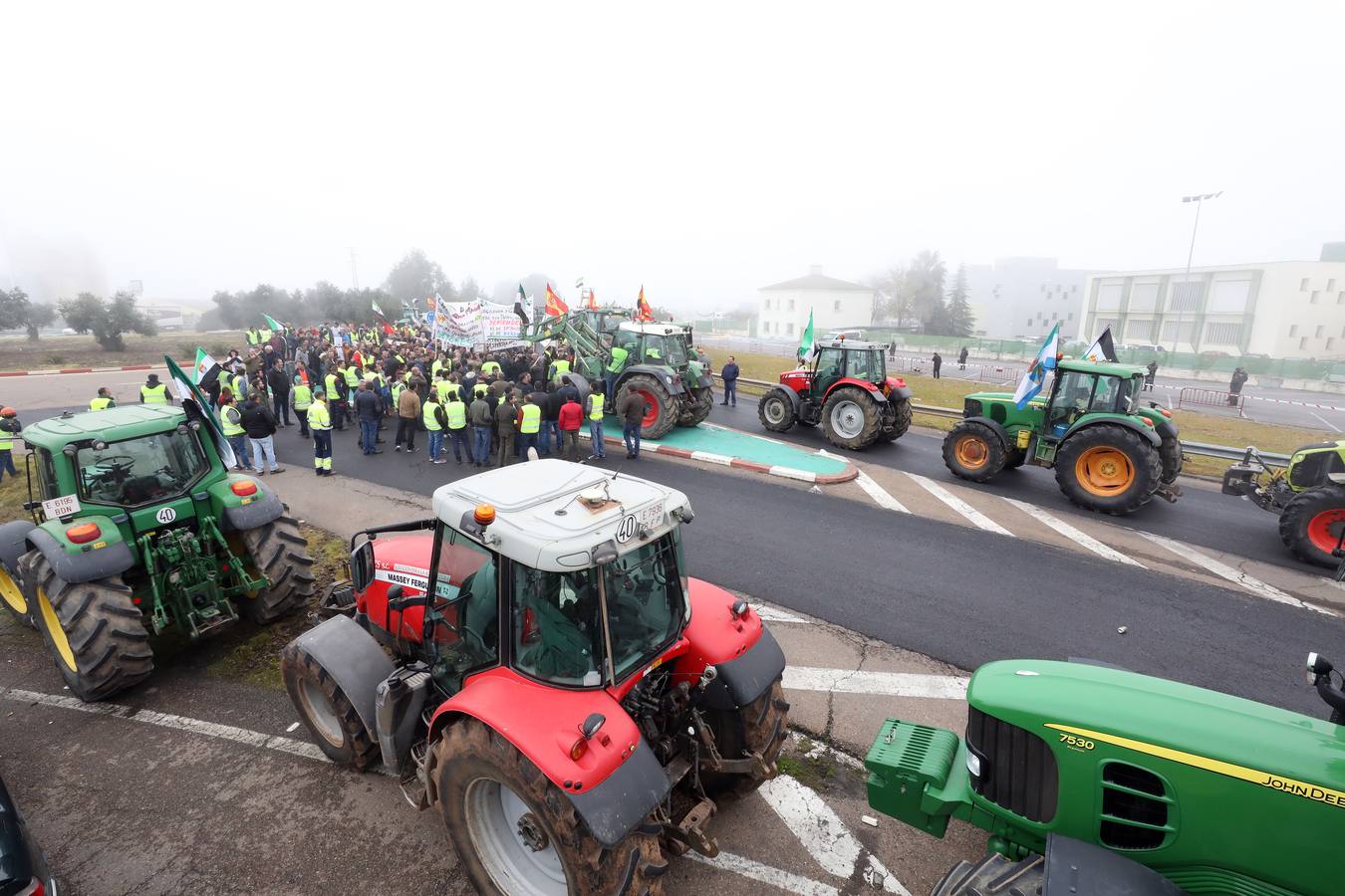 La caravana, procedente de las vegas Altas, ha pedido reunión urgente con la consejera García Bernal.