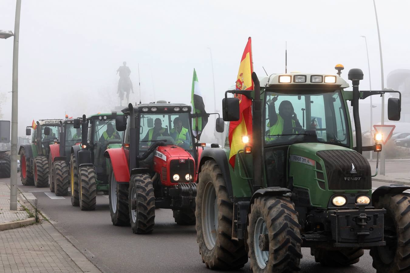 La caravana, procedente de las vegas Altas, ha pedido reunión urgente con la consejera García Bernal.