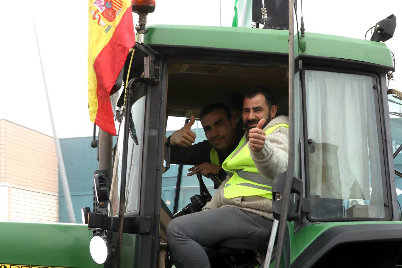 La caravana, procedente de las vegas Altas, ha pedido reunión urgente con la consejera García Bernal.