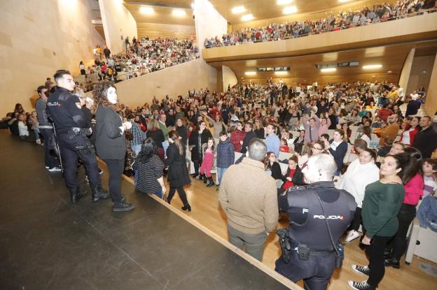 La Policía Nacional acudió al Palacio de Congresos por el revuelo de las entradas duplicadas. :: l. cordero