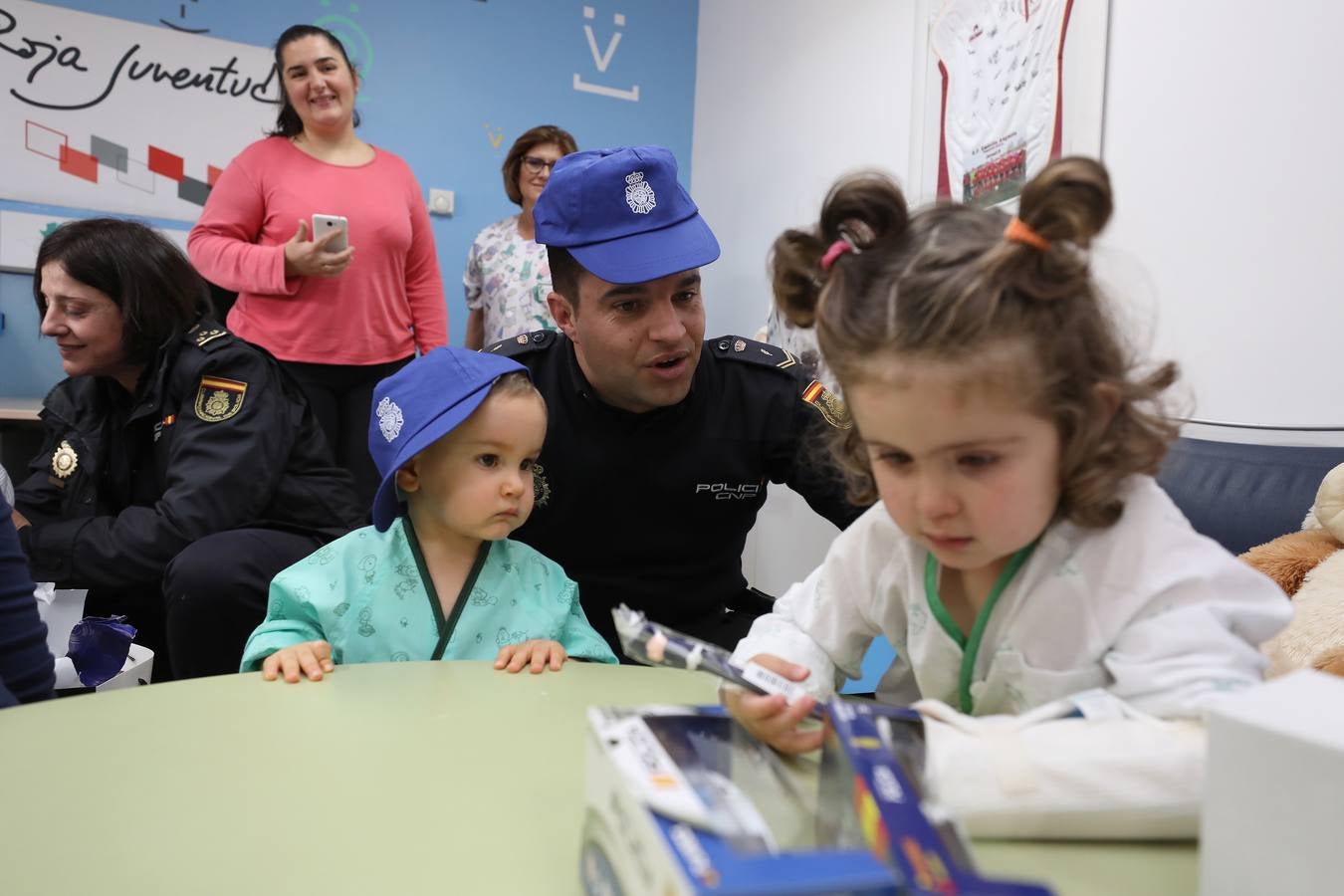 Agentes de la Policía Nacional de la Comisaría de Mérida han hecho entrega de juguetes a los niños hospitalizados.