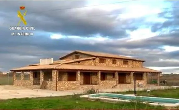 La casa que construyen los cabecillas, que cobran el paro