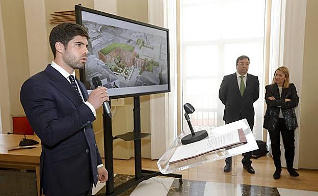 Fernando Palazuelo Barroso da detalles del futuro hotel con la alcadesa, Elena Nevado, y el presidente de la Junta, Guillermo Fernández Vara, al fondo