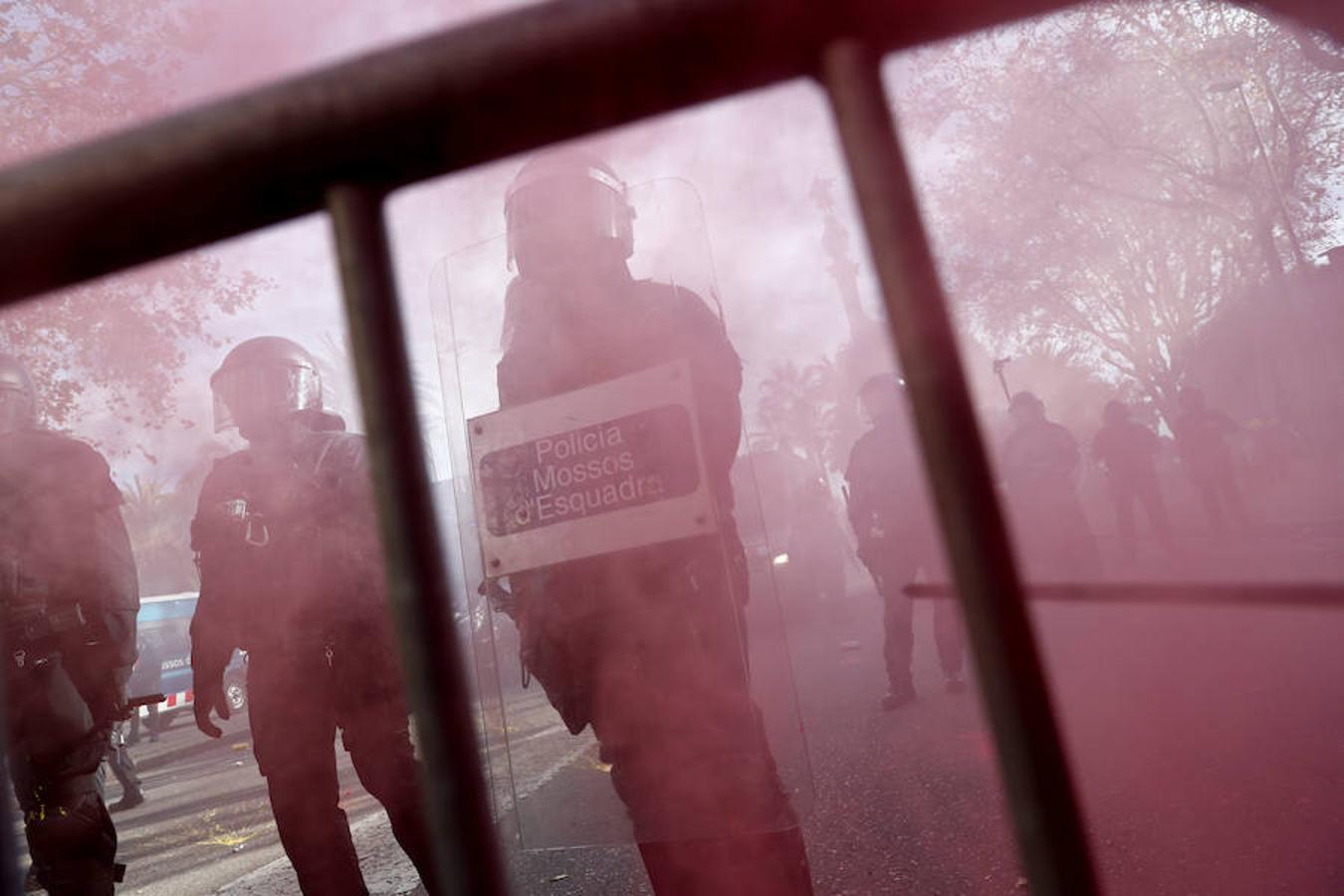 El presidente del Gobierno, Pedro Sánchez, preside este viernes el Consejo de Ministros en la Llotja de Mar de Barcelona. La ciudad condal vive una jornada de concentraciones y protestas de la mano de los CDR.