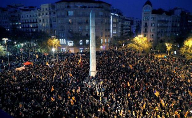 Miles de personas se manifiestan en Barcelona por la autodeterminación