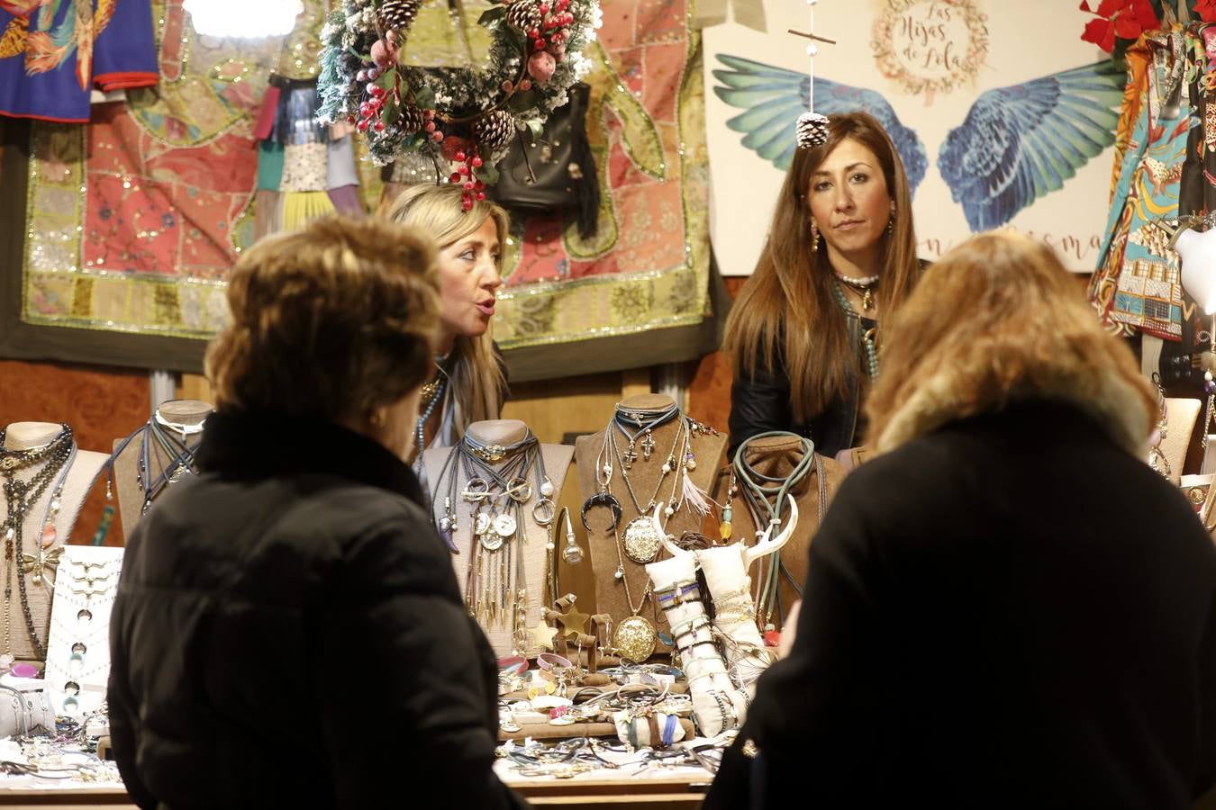 El mercadillo navideño, que está instalado en la céntrica avenida de Cánovas, estos días es visitado por los cacereños en busca de regalos de última hora.