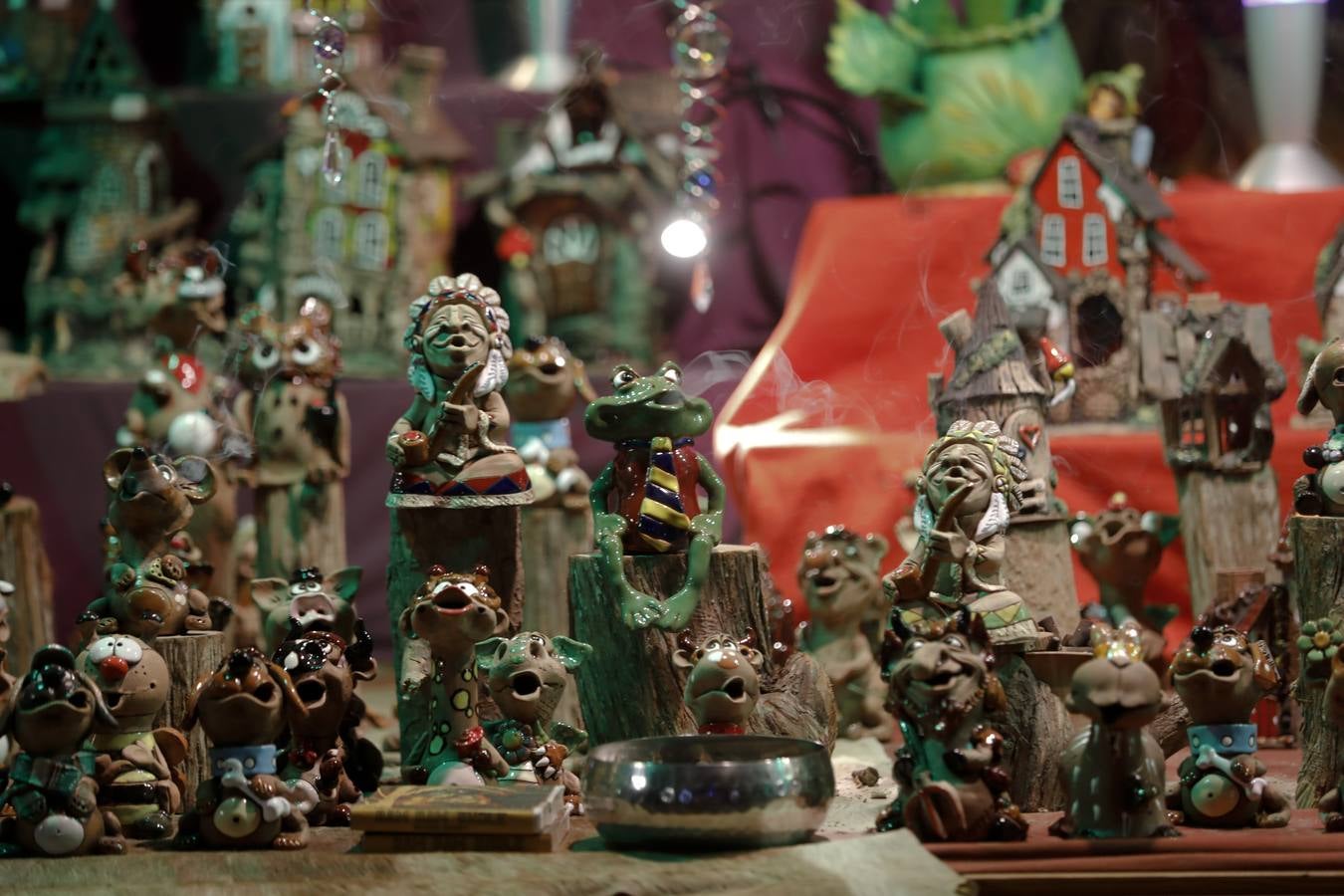 El mercadillo navideño, que está instalado en la céntrica avenida de Cánovas, estos días es visitado por los cacereños en busca de regalos de última hora.