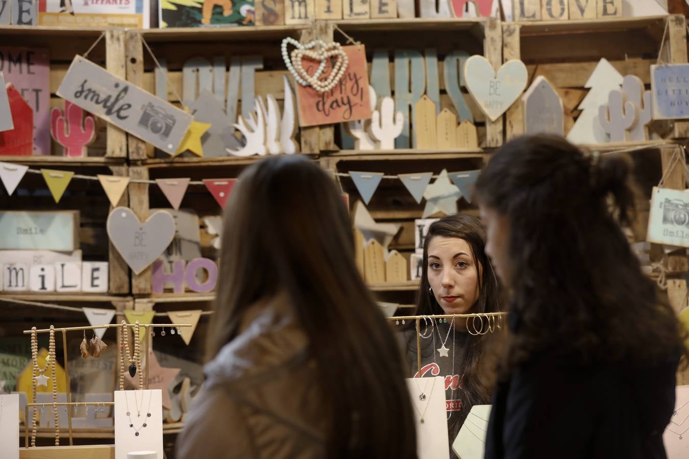 El mercadillo navideño, que está instalado en la céntrica avenida de Cánovas, estos días es visitado por los cacereños en busca de regalos de última hora.