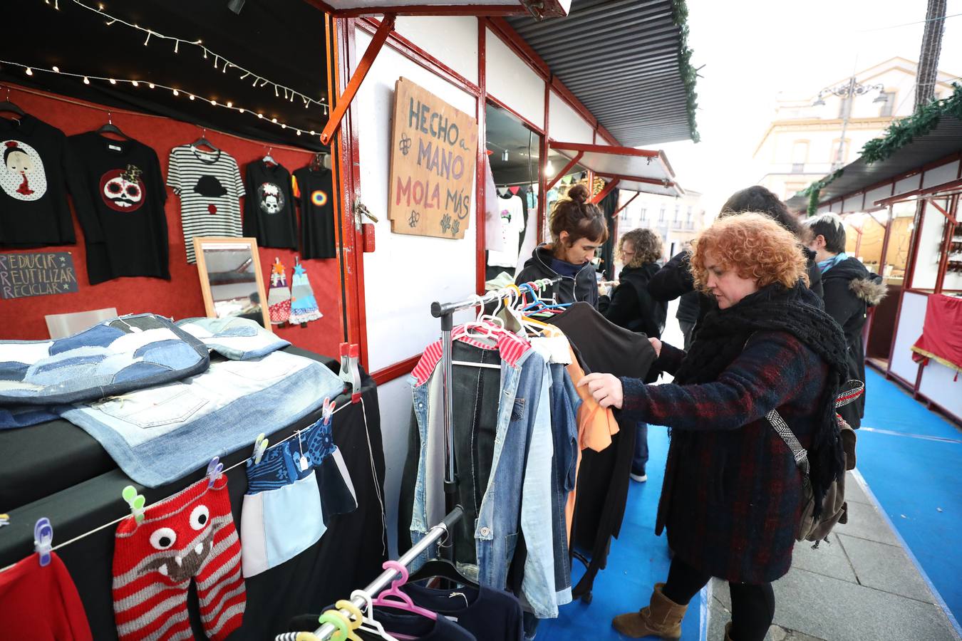 El Mercadillo navideño de artesanía que está instalado en la Plaza de España de Mérida, estará abierto hasta el 6 de enero.