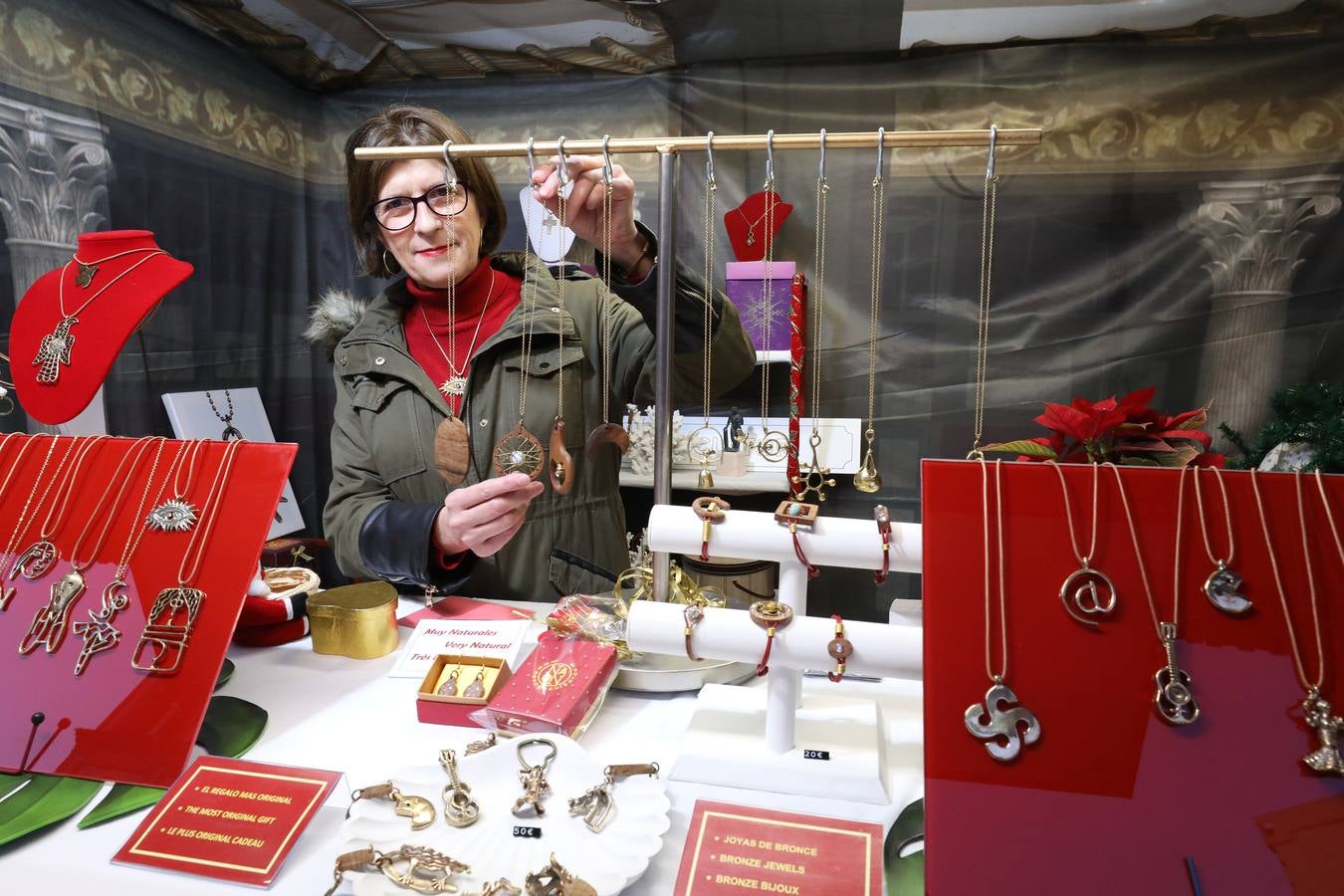 El Mercadillo navideño de artesanía que está instalado en la Plaza de España de Mérida, estará abierto hasta el 6 de enero.