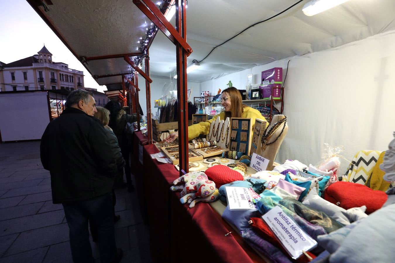 El Mercadillo navideño de artesanía que está instalado en la Plaza de España de Mérida, estará abierto hasta el 6 de enero.