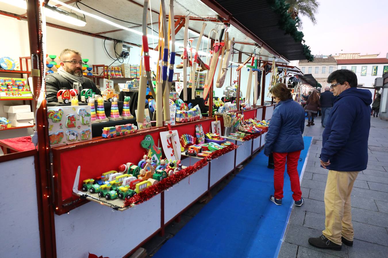 El Mercadillo navideño de artesanía que está instalado en la Plaza de España de Mérida, estará abierto hasta el 6 de enero.