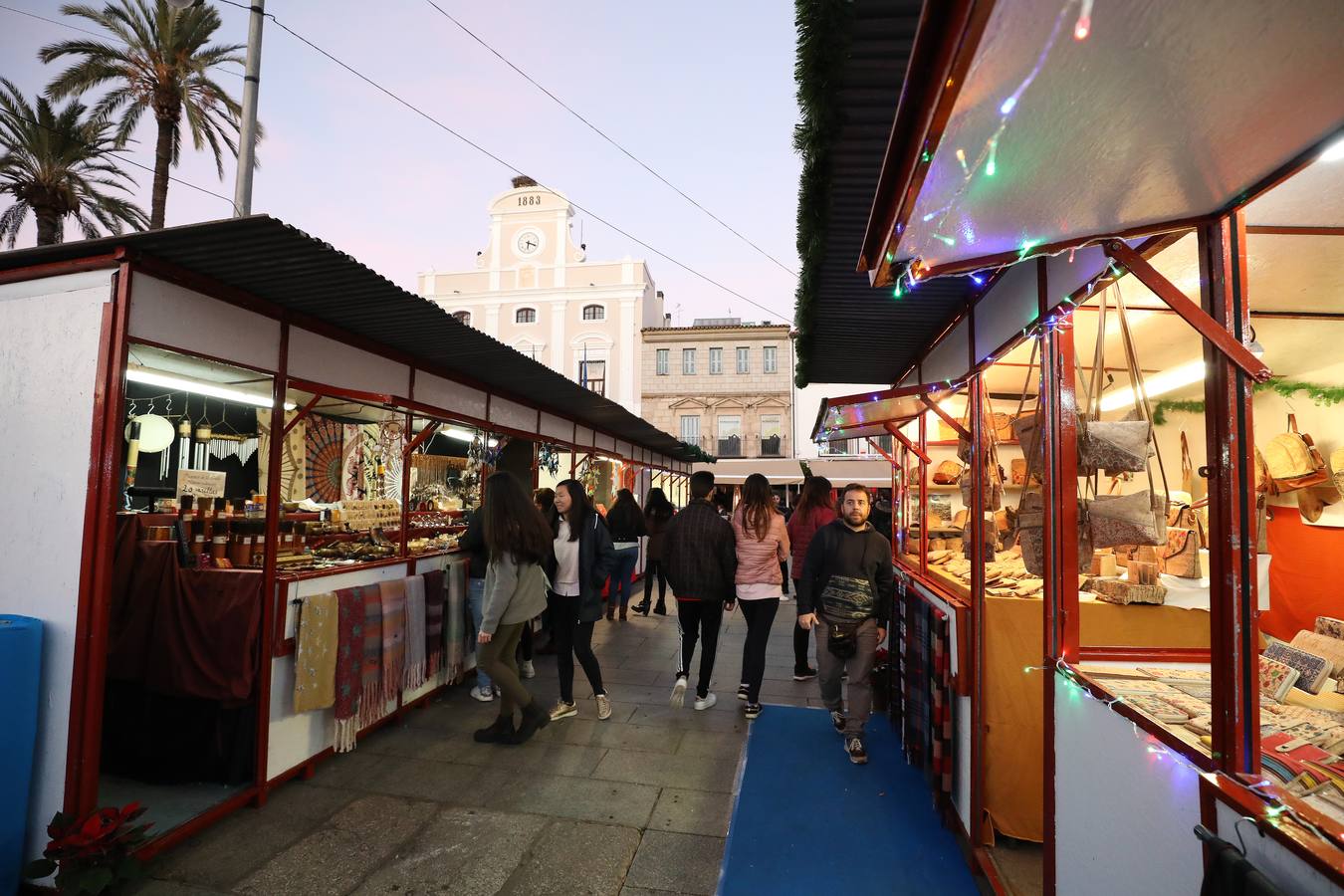 El Mercadillo navideño de artesanía que está instalado en la Plaza de España de Mérida, estará abierto hasta el 6 de enero.