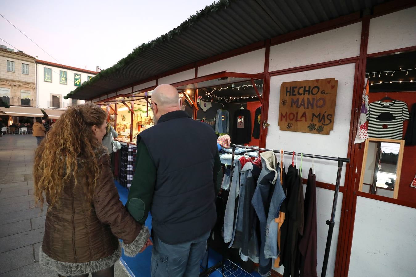 El Mercadillo navideño de artesanía que está instalado en la Plaza de España de Mérida, estará abierto hasta el 6 de enero.