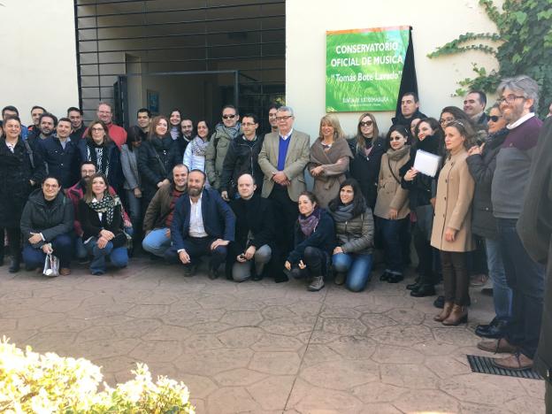 Tomás Bote ayer junto a compañeros, amigos y familia. :: g. c.