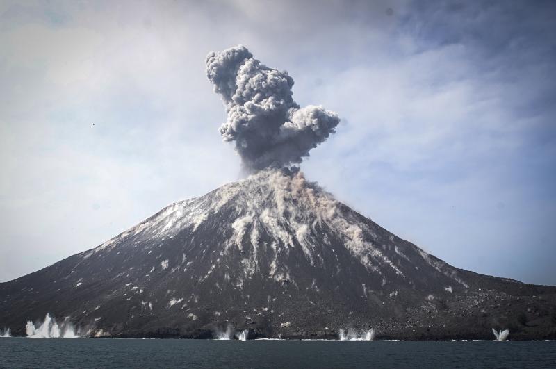 La erupción del volcán Anak Krakatau (uno de los hijos del poderoso volcán Krakatoa) provocó un seísmo submarino, que no fue detectado por las alarmas del país asiático, lo que ha provocado una auténtica catástrofe.