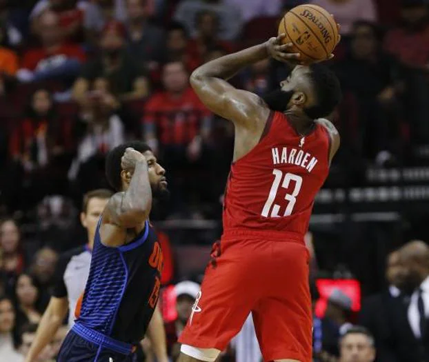 James Harden lanza con la oposición de Paul George. 