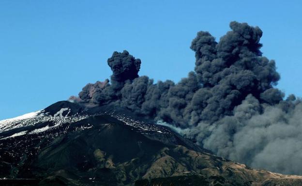 El humo se eleva cerca de la ciudad de Catania durante una erupción del Monte Etna.