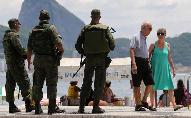 Varios miembros de la Policía Militar en Río de Janeiro. 