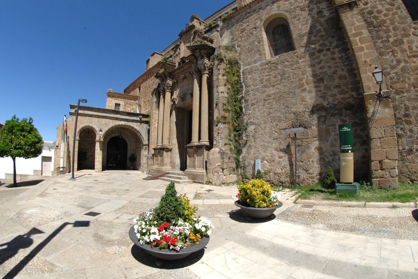 A Plasencia se la considera la capital del norte de Extremadura. Es un destino turístico destacable por su historia y monumentos. Su situación geográfica es ideal para conocer las comarcas del norte.