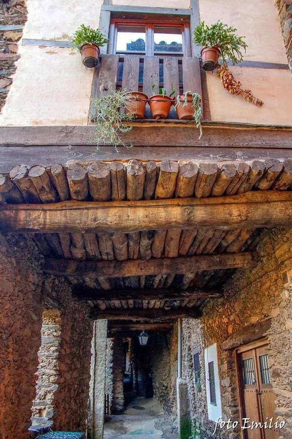 Robledillo de Gata está ubicado en uno de los valles más profundos de Sierra de Gata. Esto es lo que ha permitido que se mantenga su arquitectura tradicional. Con menos de 100 habitantes Robledillo ha sabido sacarle partido a su personalidad y autenticidad como localidad fronteriza de la comarca de las Hurdes.