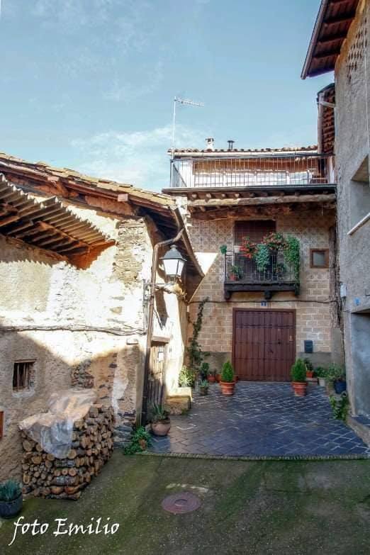 Robledillo de Gata está ubicado en uno de los valles más profundos de Sierra de Gata. Esto es lo que ha permitido que se mantenga su arquitectura tradicional. Con menos de 100 habitantes Robledillo ha sabido sacarle partido a su personalidad y autenticidad como localidad fronteriza de la comarca de las Hurdes.