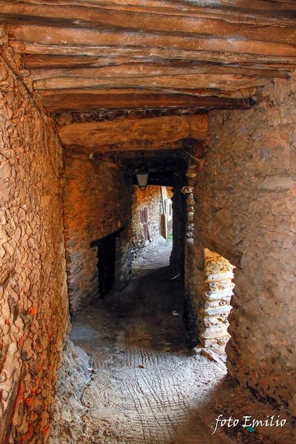 Robledillo de Gata está ubicado en uno de los valles más profundos de Sierra de Gata. Esto es lo que ha permitido que se mantenga su arquitectura tradicional. Con menos de 100 habitantes Robledillo ha sabido sacarle partido a su personalidad y autenticidad como localidad fronteriza de la comarca de las Hurdes.