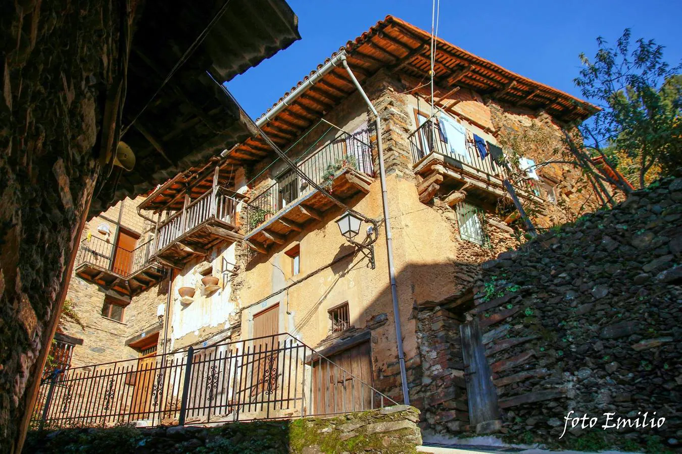 Robledillo de Gata está ubicado en uno de los valles más profundos de Sierra de Gata. Esto es lo que ha permitido que se mantenga su arquitectura tradicional. Con menos de 100 habitantes Robledillo ha sabido sacarle partido a su personalidad y autenticidad como localidad fronteriza de la comarca de las Hurdes.