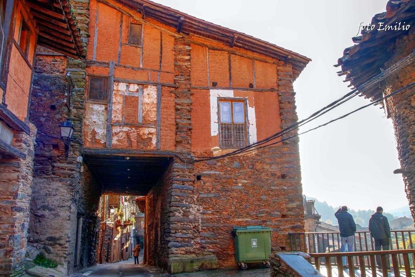 Robledillo de Gata está ubicado en uno de los valles más profundos de Sierra de Gata. Esto es lo que ha permitido que se mantenga su arquitectura tradicional. Con menos de 100 habitantes Robledillo ha sabido sacarle partido a su personalidad y autenticidad como localidad fronteriza de la comarca de las Hurdes.