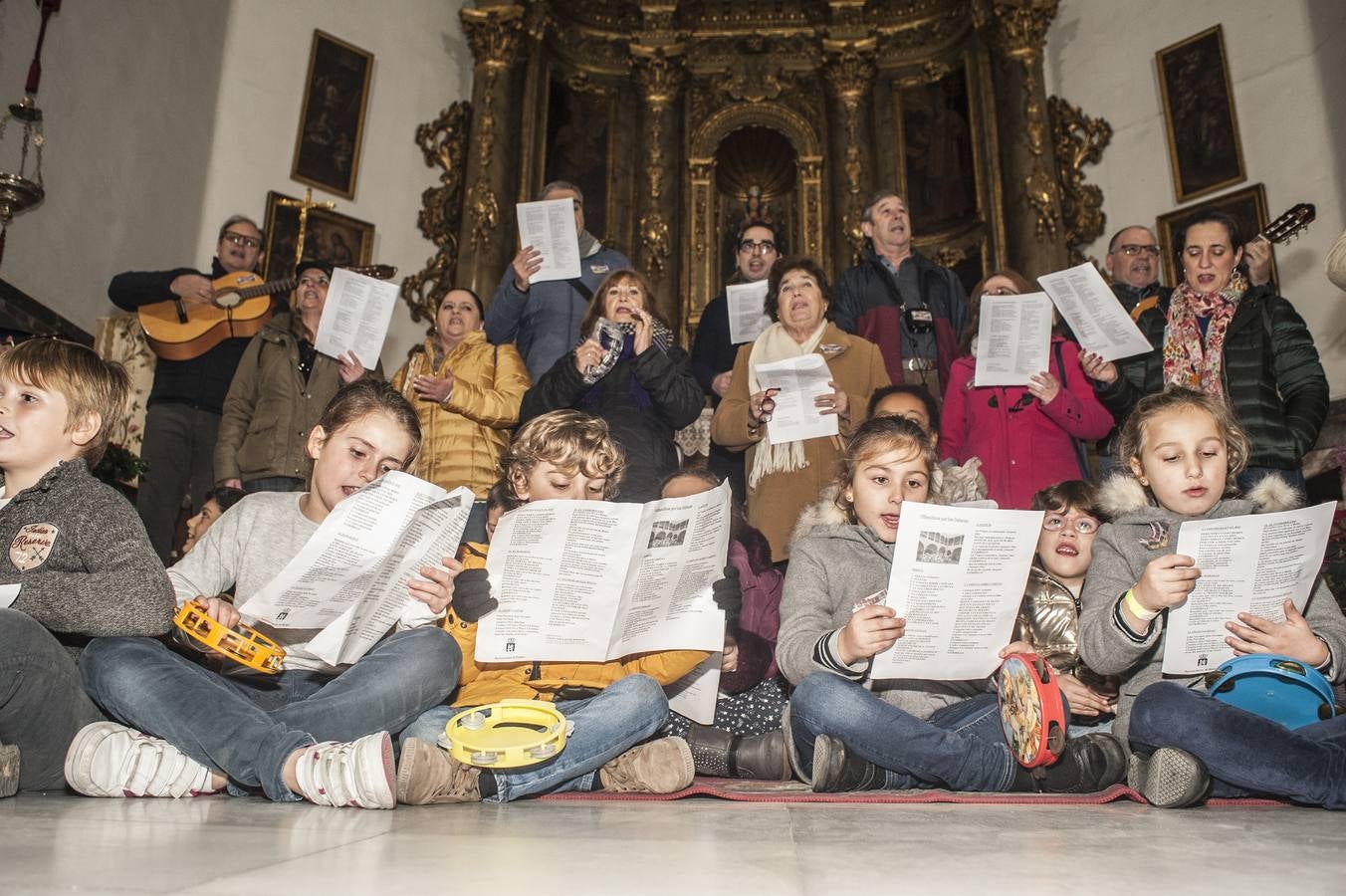 El Grupo Corales de badajoz ha realizado un recorrido por los belenes de Badajoz cantando villancicos. Han comenzado por la Iglesia Santa María la Real (San Agustín), Iglesia de la Concepción, Convento de Santa Ana, Iglesia de San Andrés, Museo de la Ciudad Luis de Morales, y terminando en la Catedral.