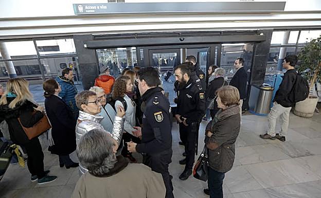 La Policía Nacional ha tenido que mediar en una discusión de varios pasajeros con un empleado de Renfe