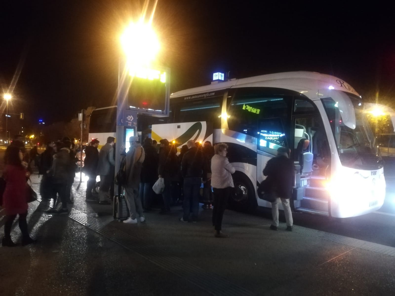 Un centenar de viajeros fueron trasladados en dos autobuses hasta Madrid tras la avería de Navalmoral de la Mata.: HOY