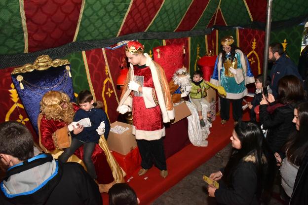 Los Reyes Magos recogen las cartas de los pequeños en Plasencia 