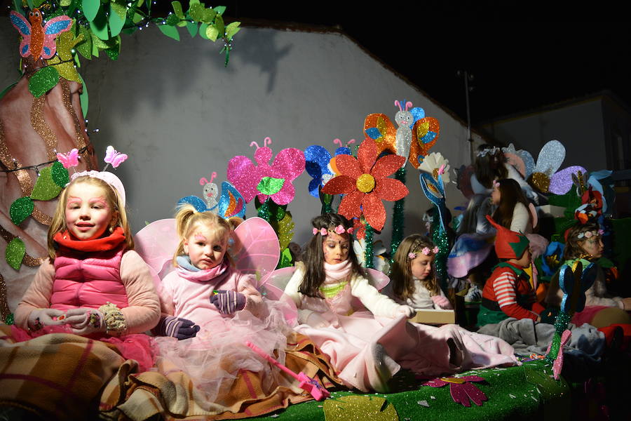 Niñas en la Cabalgata de Reyes de Higuera la Real.