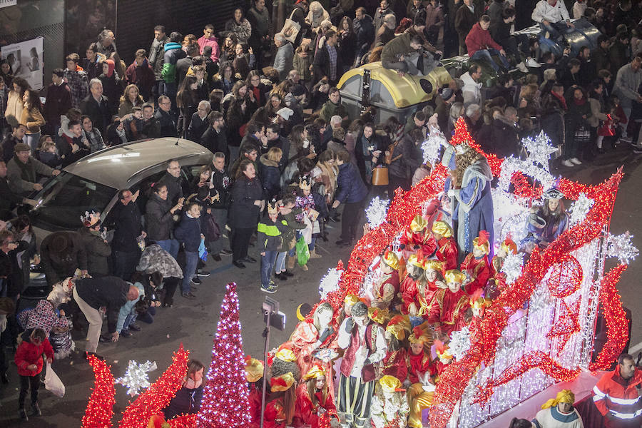 Fotos: Sus Majestades de Oriente reparten ilusión en las calles de Cáceres